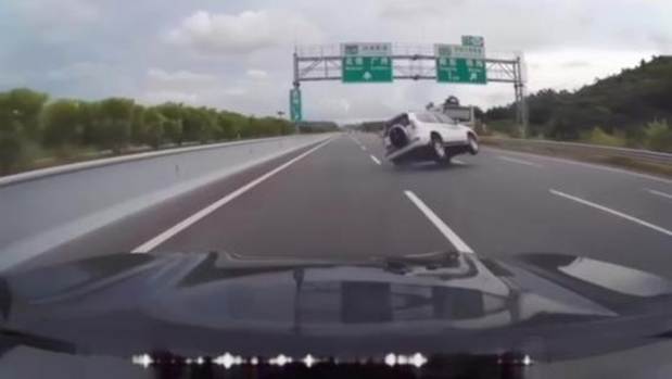 160km/h极限挑战腾势n9鱼钩测试时速全球最高