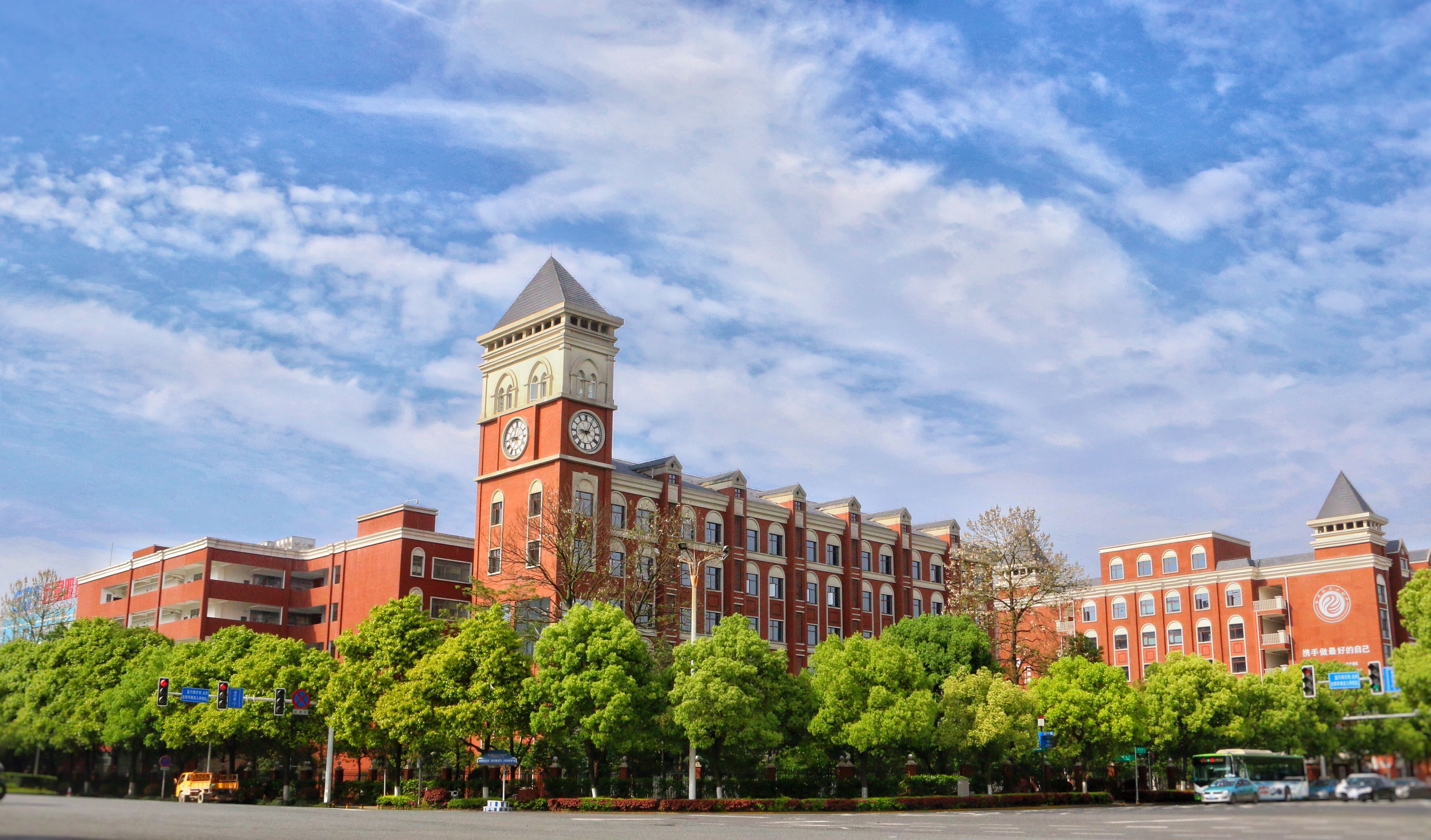 1782705418417442.jpg 学校建筑围墙外.jpg